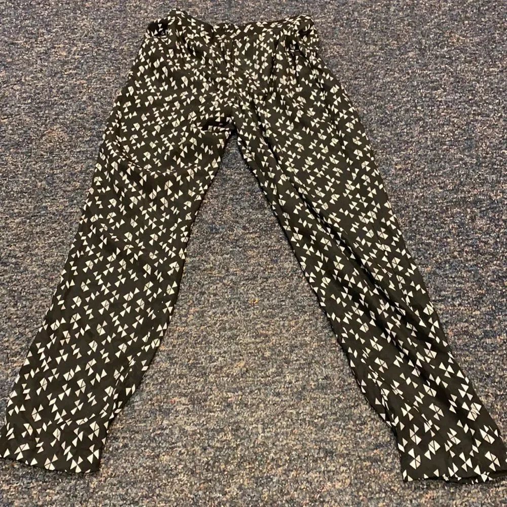 Charlotte Russe Black Patterned Flowy Pants sz. M